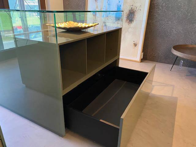 Rimadesio - Vitrine Dolmen Lack Verde Olivia Grau Grün Glas Transparent Innenausstattung Melamin Cuoio Braun - 4