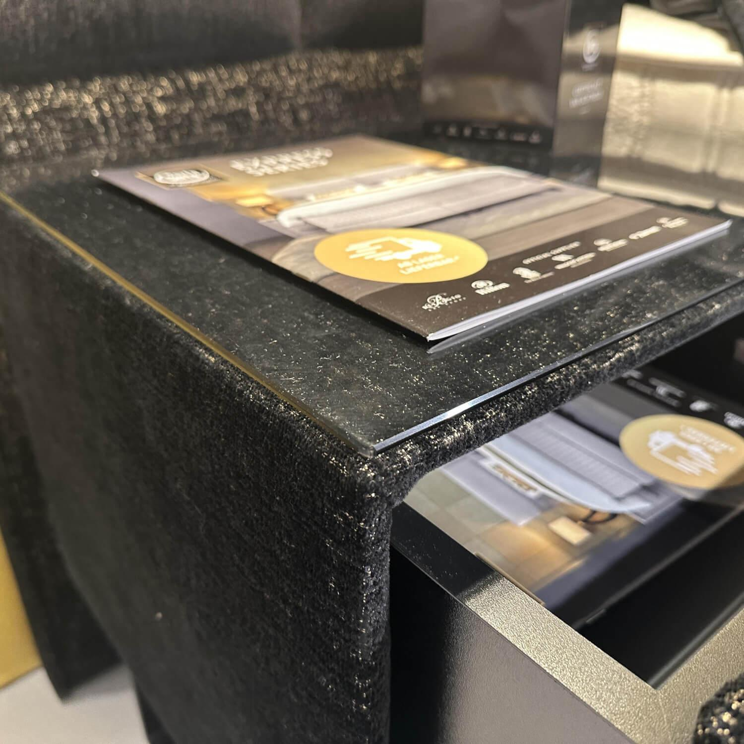 Eigene Herstellung - MARKE SERTA // Boxspringbett Luxury Magnum Grande Stoff Schwarz Gold Manyas Z3 Inkl. Nachtkonsolen - 8