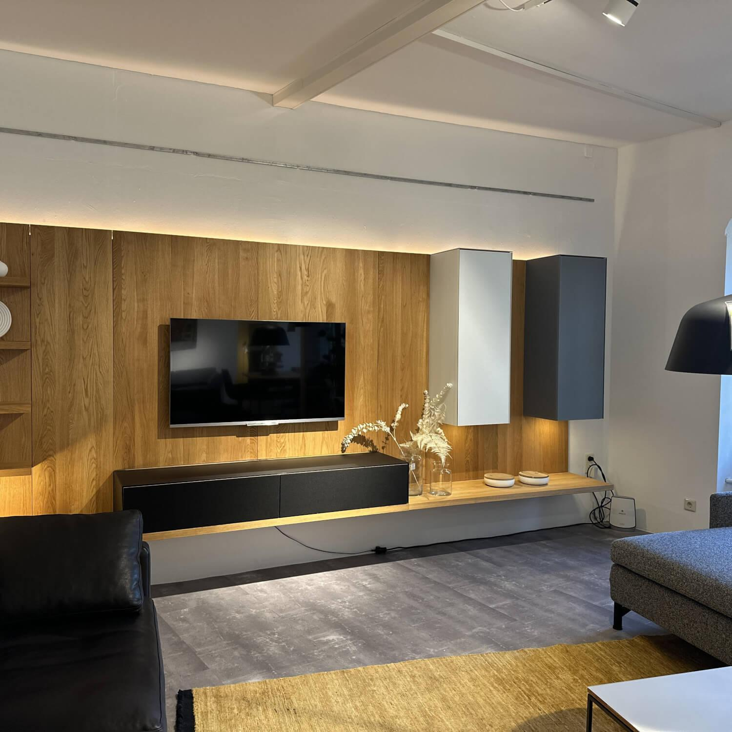 Team 7 - Wohnwand Eiche Natur Geölt Mit Glaswange Weiß Matt Und Mittelgrau Matt Mit Stofffront - 4