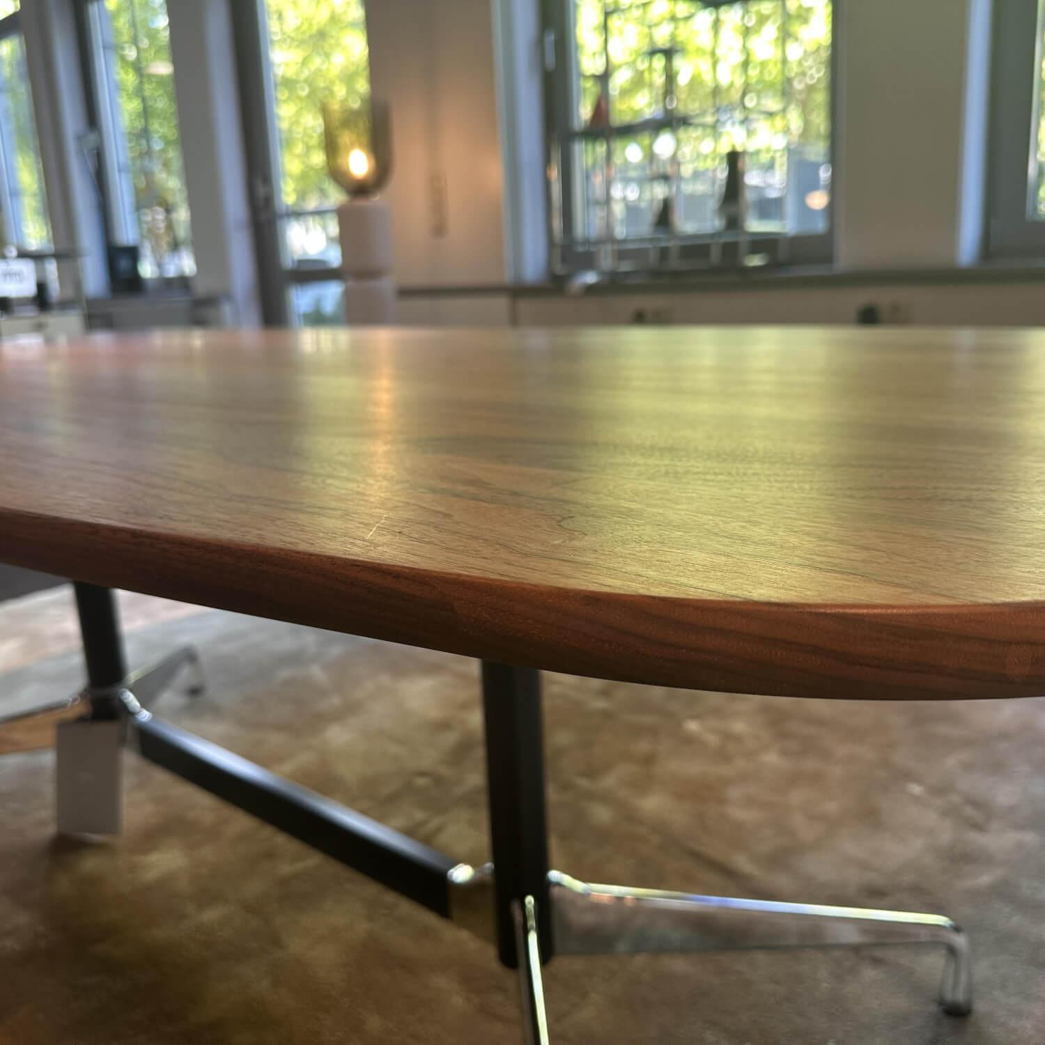 Vitra - Tisch Eames Segmented Table Platte Amerikanischer Nussbaum Massiv Gestell Gestell Aluminium Schwarz - 5
