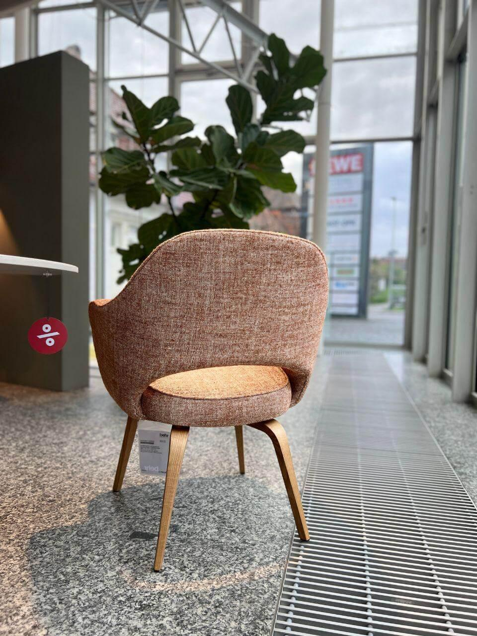 Knoll International - 4er-Set Saarinen Relax Conference Stühle 2x Mit Armlehne Stoff Annelise 12AN Terracotta Rot Gestell Eiche Natur Gebeizt - 3