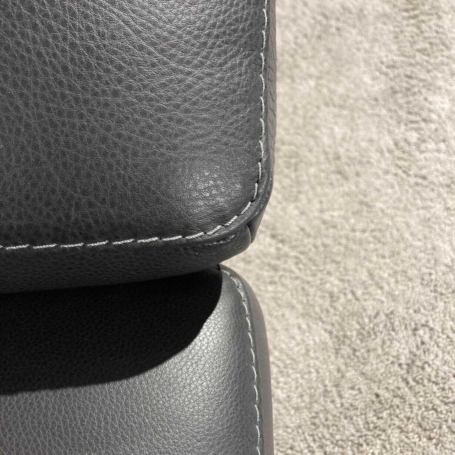 Sofa Alexx Leder Graphite Schwarz mit Kontrastfaden XL-Sitztiefe
