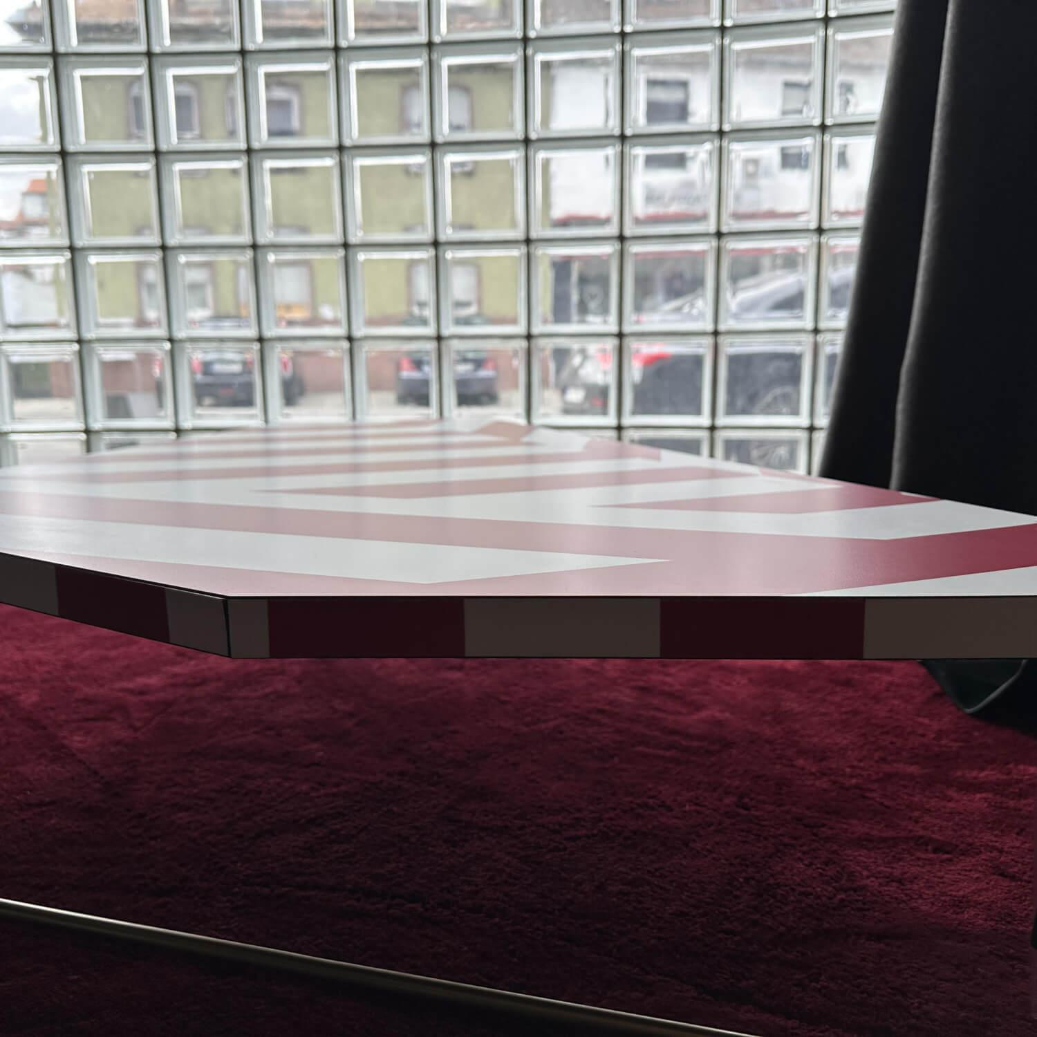 Driade - Couchtisch Zagazig Platte Laminat Rot Weiß Gestreift Gestell Stahl Gold Lackiert - 4