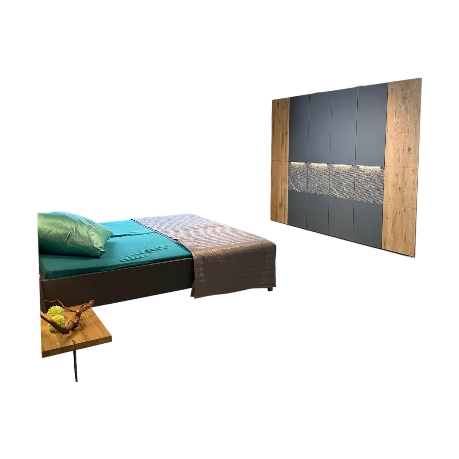 Thielemeyer - Schlafzimmer Milo Wildeiche Massiv Gebürstet Lack Graphit Akzent Naturstein Grau Füße Metall Titan Grau Mit Beleuchtung - 1