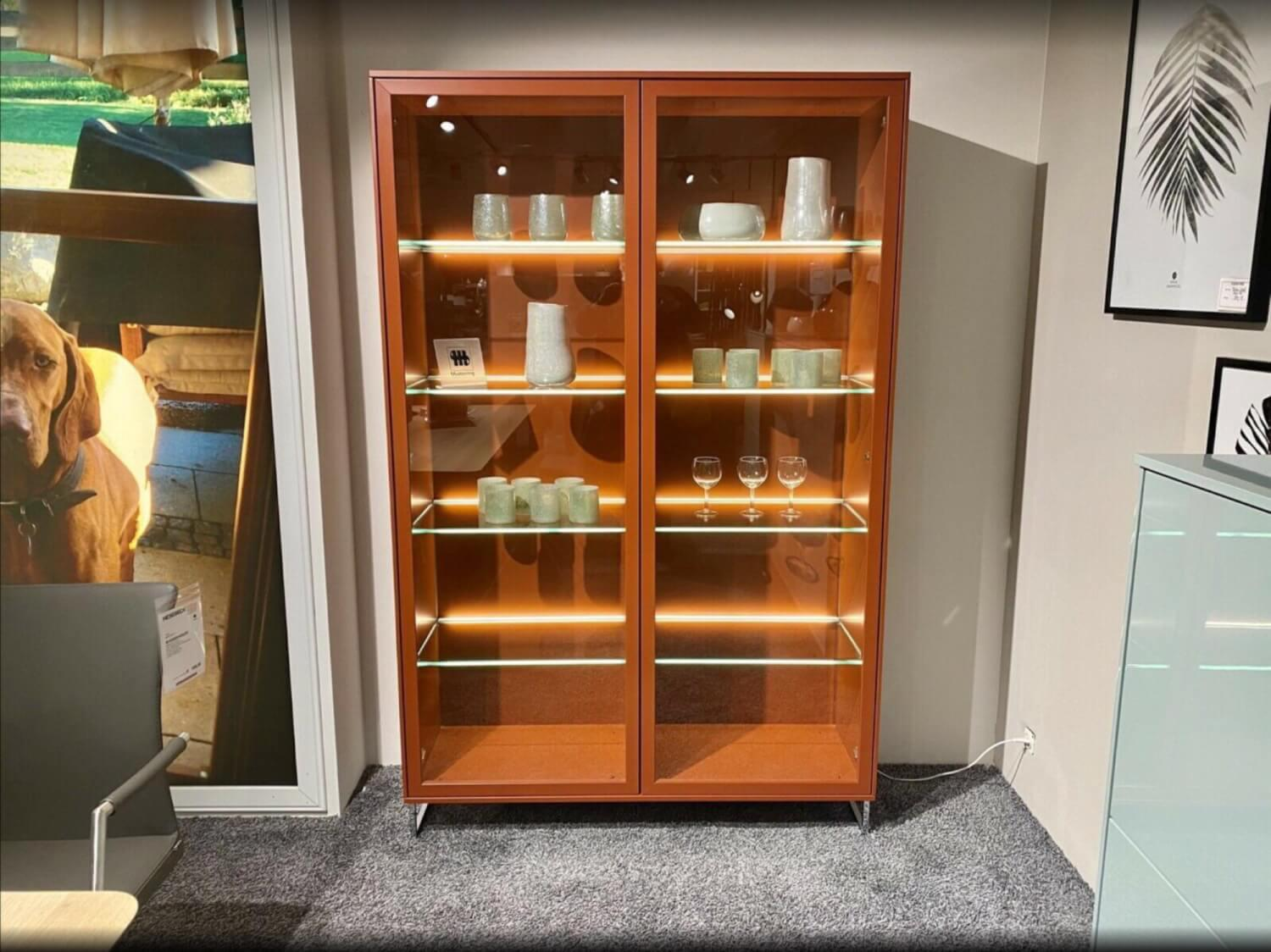 Musterring - Vitrine Kara Frame Lack Hocglanz Ziegelrot Orange Kufen Edelstahloptik Mit Beleuchtung - 3
