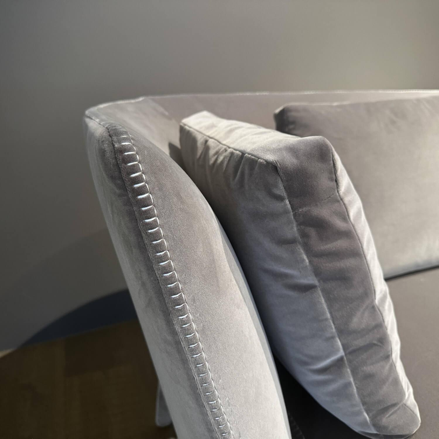 Maxalto - Sofa Febo 2833TS Stoff 2053251 Sirio Grau Füße Mit Stoff Bezogen Inklusive Rückenkissen - 7