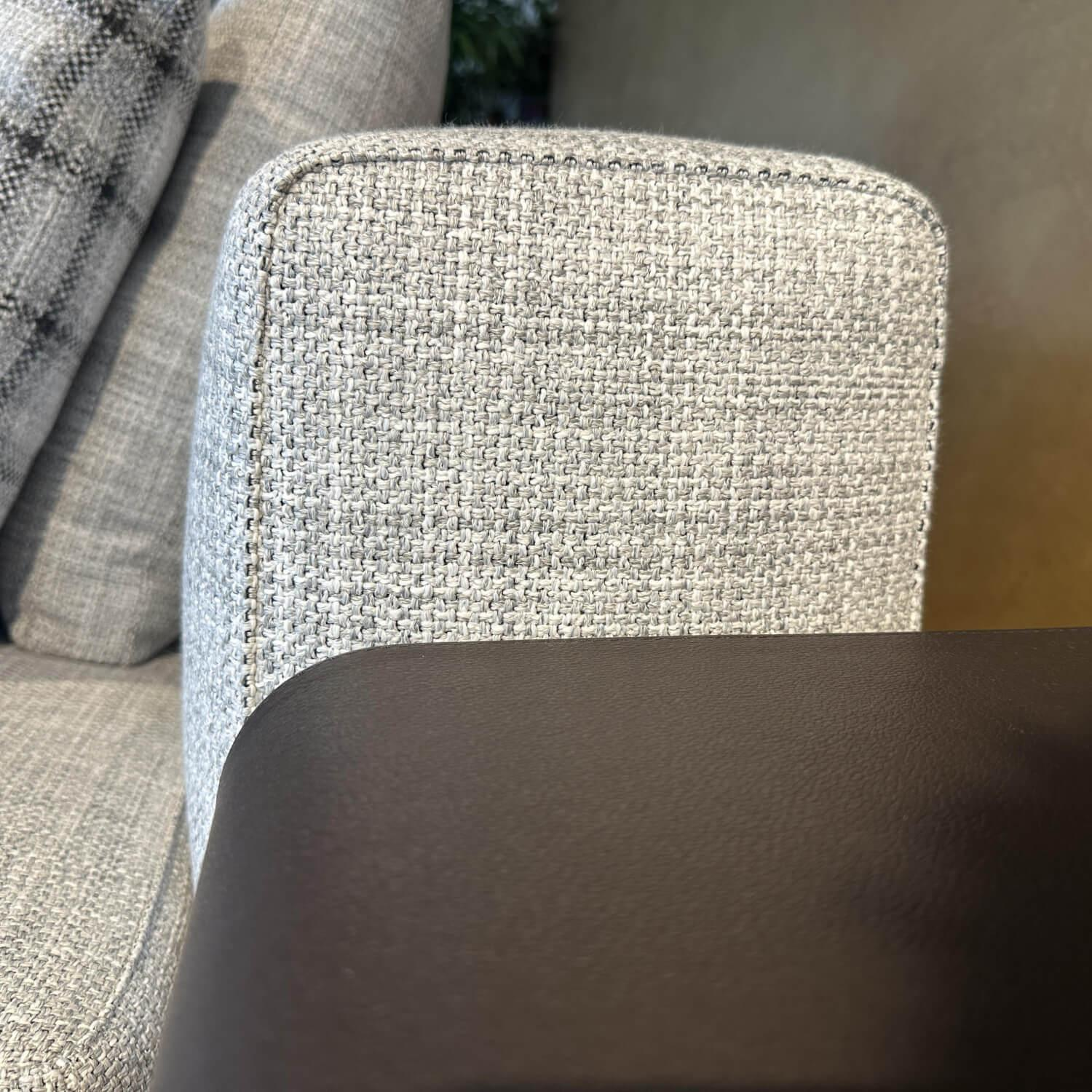 Minotti - Polstergruppe Connery Stoff Double 02 Ghiaccio Grau Ablage Leder Aspen Schwarz Mit Kissen - 3