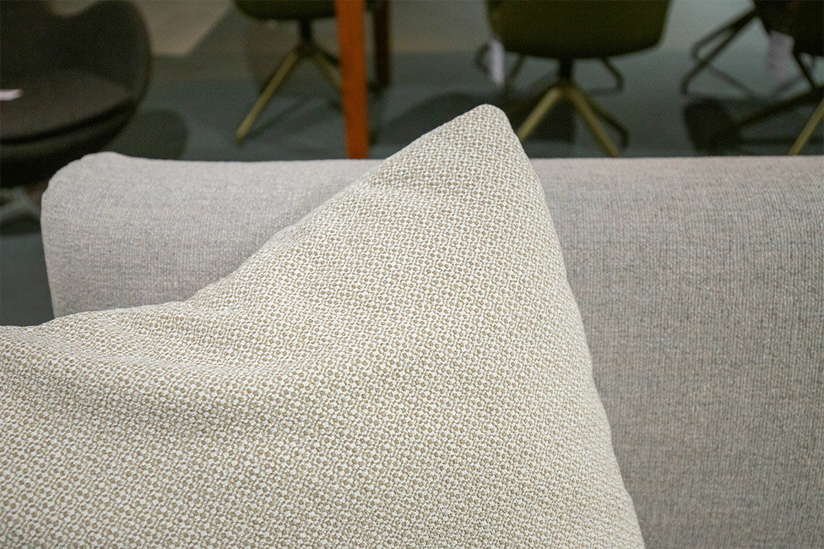 Rolf Benz - Ecksofa Cara Stoff 17.303 Silbergrau Gestell Verkehrsschwarz mit 3 Kissen - 4