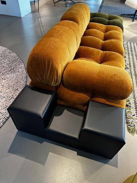 B&B Italia - Sofa Camaleonda Stoff Enia Curry Orange Füße Massivholz Inklusive Hocker Stoff Enia Olivgrün Grün Und Beistelltisch Turm - 6