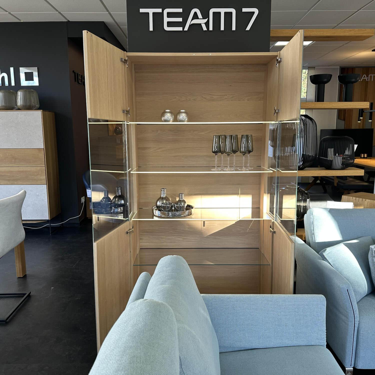 Team 7 - Vitrine Cubus 10 Farbglas Mittelgrau Eiche Weißöl Klappgriffe Edelstahl Mit LED Beleuchtung - 6