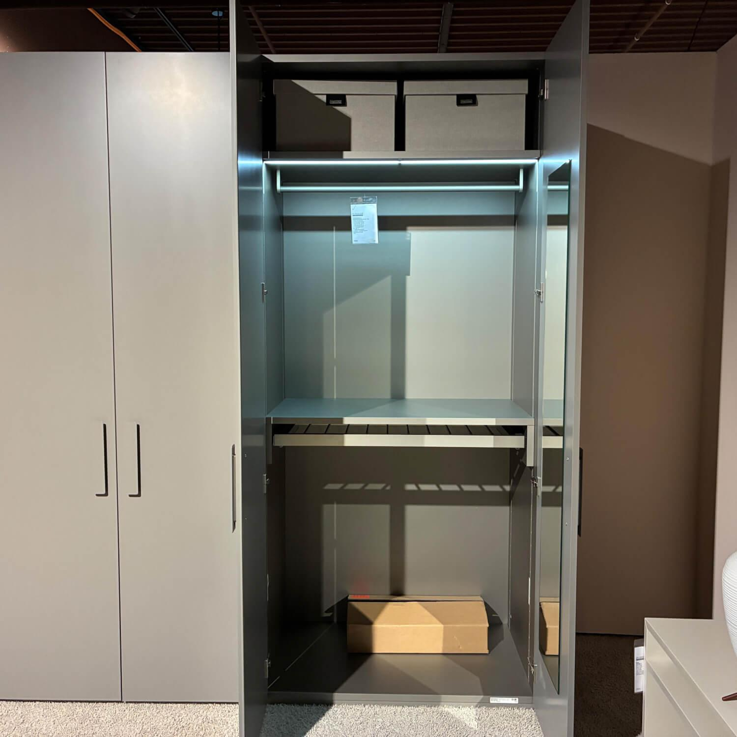 Interlübke - Kleiderschrank Base Lack Matt M24 Flintgrau Innen Lack M11 Silbergrau Metallic Inklusive Beleuchtung - 8