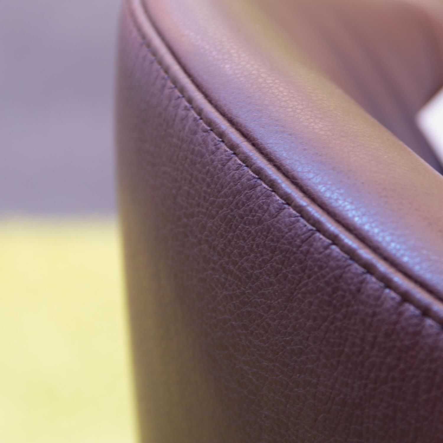 Gealux - Armlehnstuhl Hera Bezug Leder Bentley 300 Violett Drehgestell Schwarz Mit Filzgleitern - 4