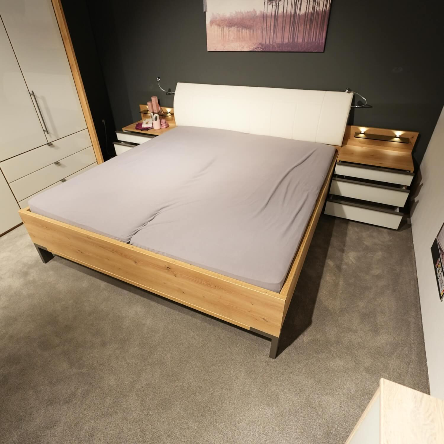 Wiemann - Schlafzimmer Loft Nachbildung Eiche Bianco Glas Weiß Absetzung Schiefer Mit LED Beleuchtung Bett Ohne Matratze Ohne Lattenrost - 13