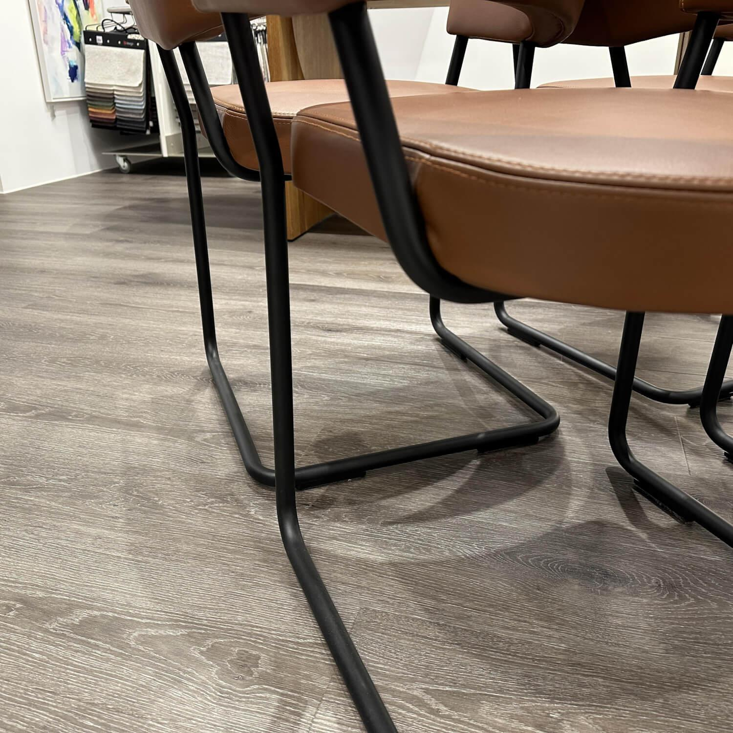 Tecta - 4er-Set Armlehnstuhl D9 Leder III Cinnamon Braun Gestell Stahlrohr Schwarz Pulverbeschichtet - 7