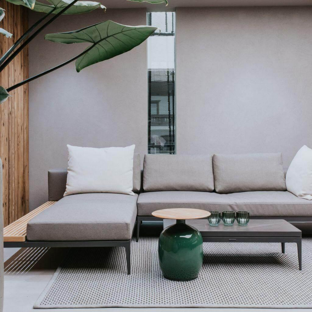 Gloster - Outdoorsofa Grid Lounge Stoff Cameron Granit Hellgrau Gestell Metall Meteor Ablage Holz Teak - 4