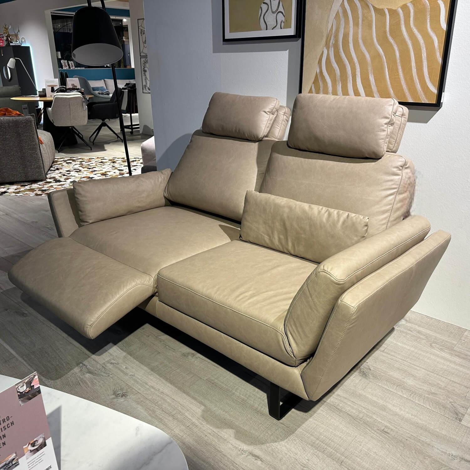 Raum.Freunde - Sofa Tova RA 22002 Leder Vicenza Taupe Beige Metallkufe 420 Schwarz Matt Inklusive Kissen - 7