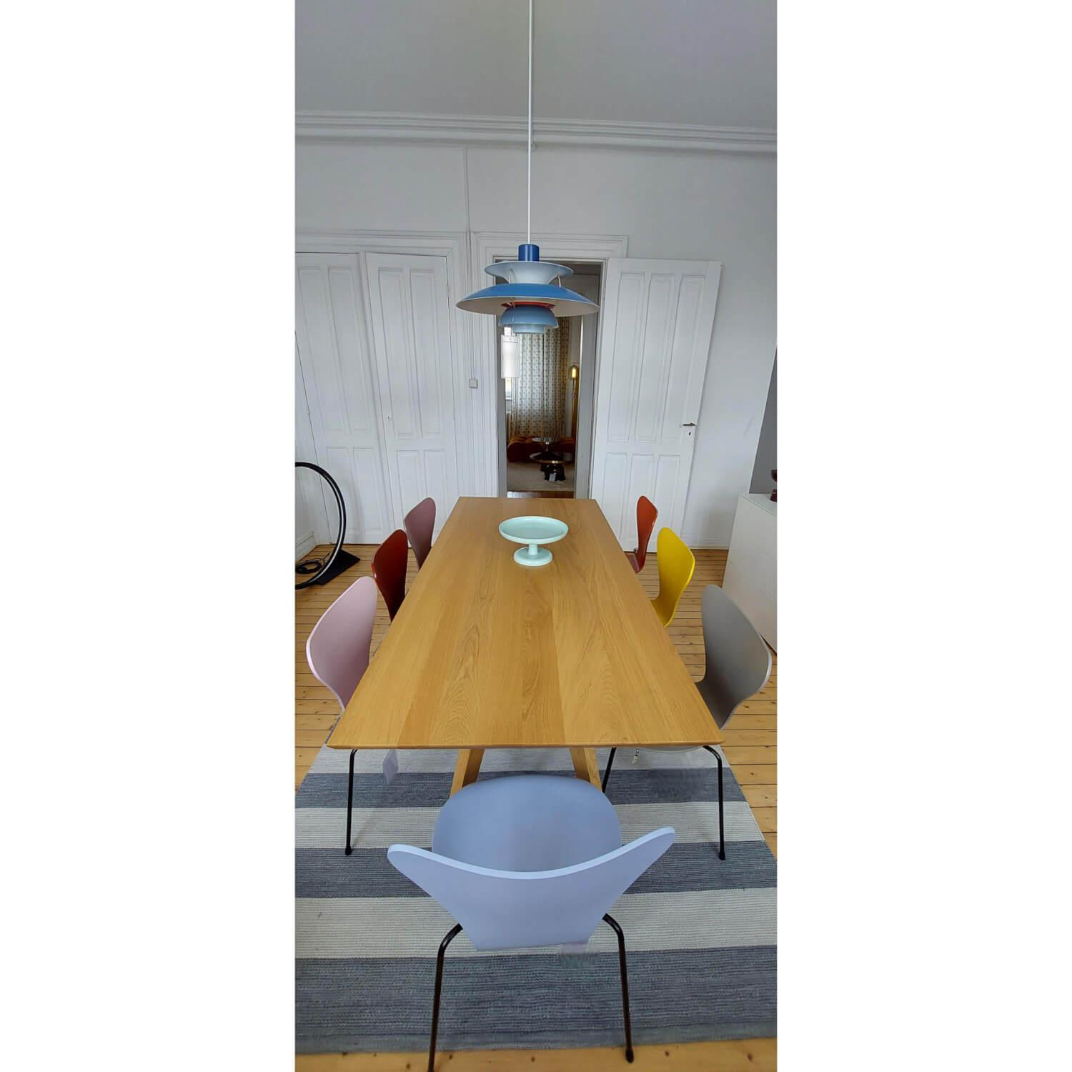 Fritz Hansen - Stuhlgruppe Modell 3107TM Serie 7 Sitzschale Messerfurnier Esche Gefärbt In Grau Rosa Rot Orange-Rot Gelb Und Blau Gestell Stahl Schwarz Stapelbar - 2