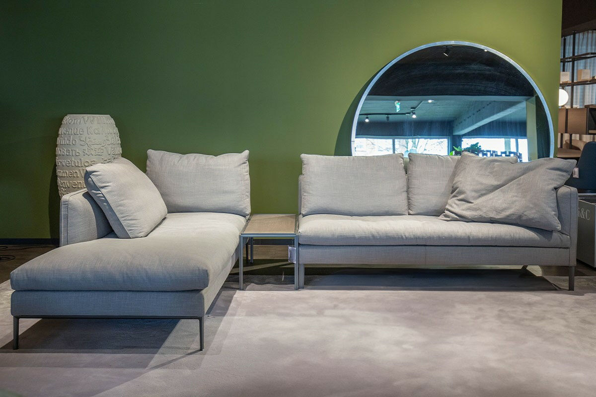 Molteni & C - Ecksofa Paul Stoff Katana Hellgrau Gestell Aluminiumdruckguss Mit Rutschfesten Kunststoffkappen Zinnfarbig Inklusive Beistelltisch Jan JTA08 Und Dekokissen - 6