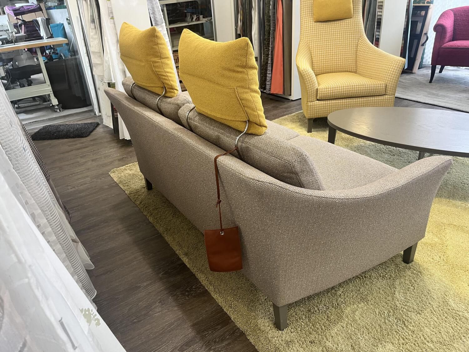 Bielefelder Werkstätten - Sofa Saloni Stoff Ron Grau Beige Inkl. Nackenkissen Stoff Ruby Gelb Füße Holz Grau Lackiert - 5