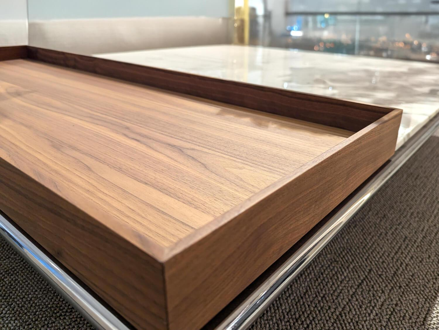 Cassina - Couchtisch Mex Hi Tischplatte Marmor Calacatta Oro Lucido Weiß Beige Gestell Metall Verchromt Tablett Amerikanischer Nussbaum Massiv - 3