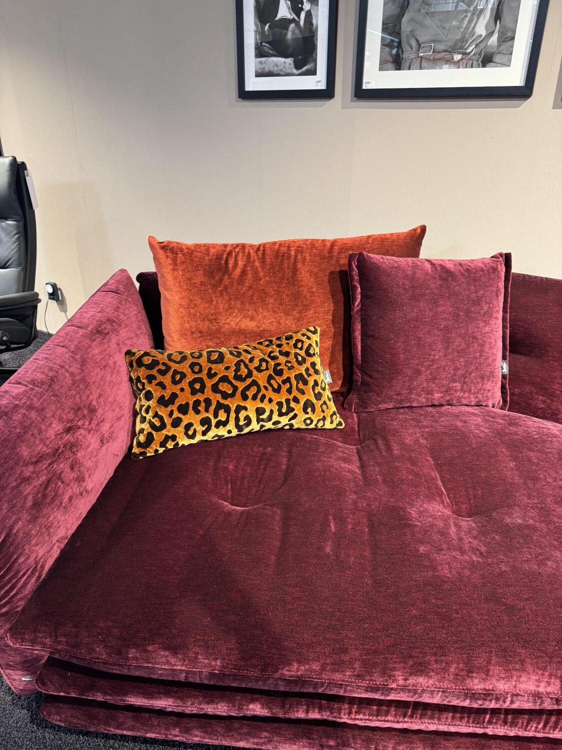 Bretz - Sofa Manyara Stoff Boa Bordeaux Rot mit 5 Kissen - 3