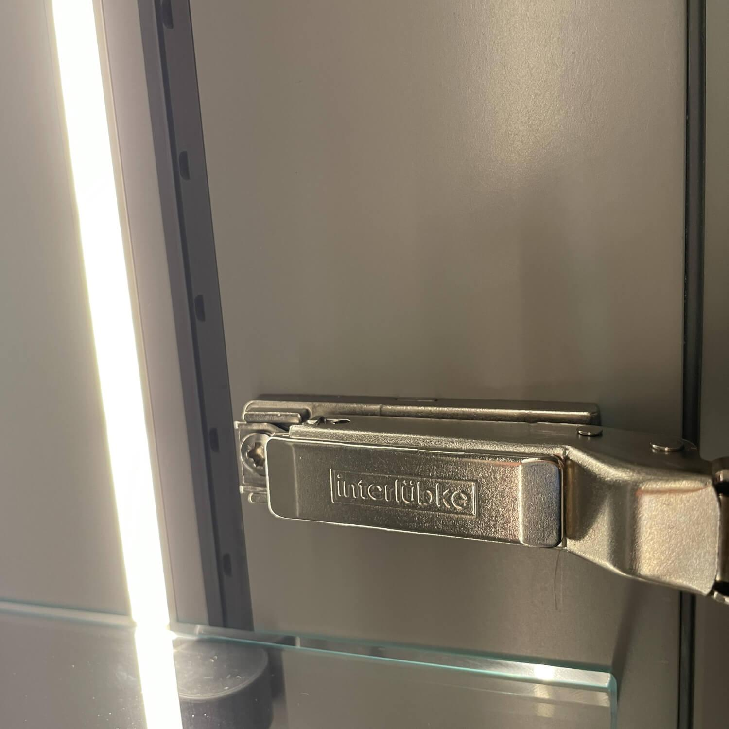 Interlübke - Kleiderschrank Garderobe Collect Korpus Mattlack Flintgrau Paneele Eiche Natur mkit Beleuchtung Schrankelemente Glas Drehtüren Glaseinlegeböden Garderobenelement mit Spiegel - 4