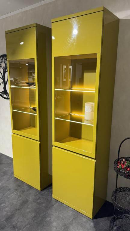 Rietberger Möbelwerke - 2er-Set Vitrine Linaro Lack Curry Gelb Hochglanz Inklusive Beleuchtung - 3