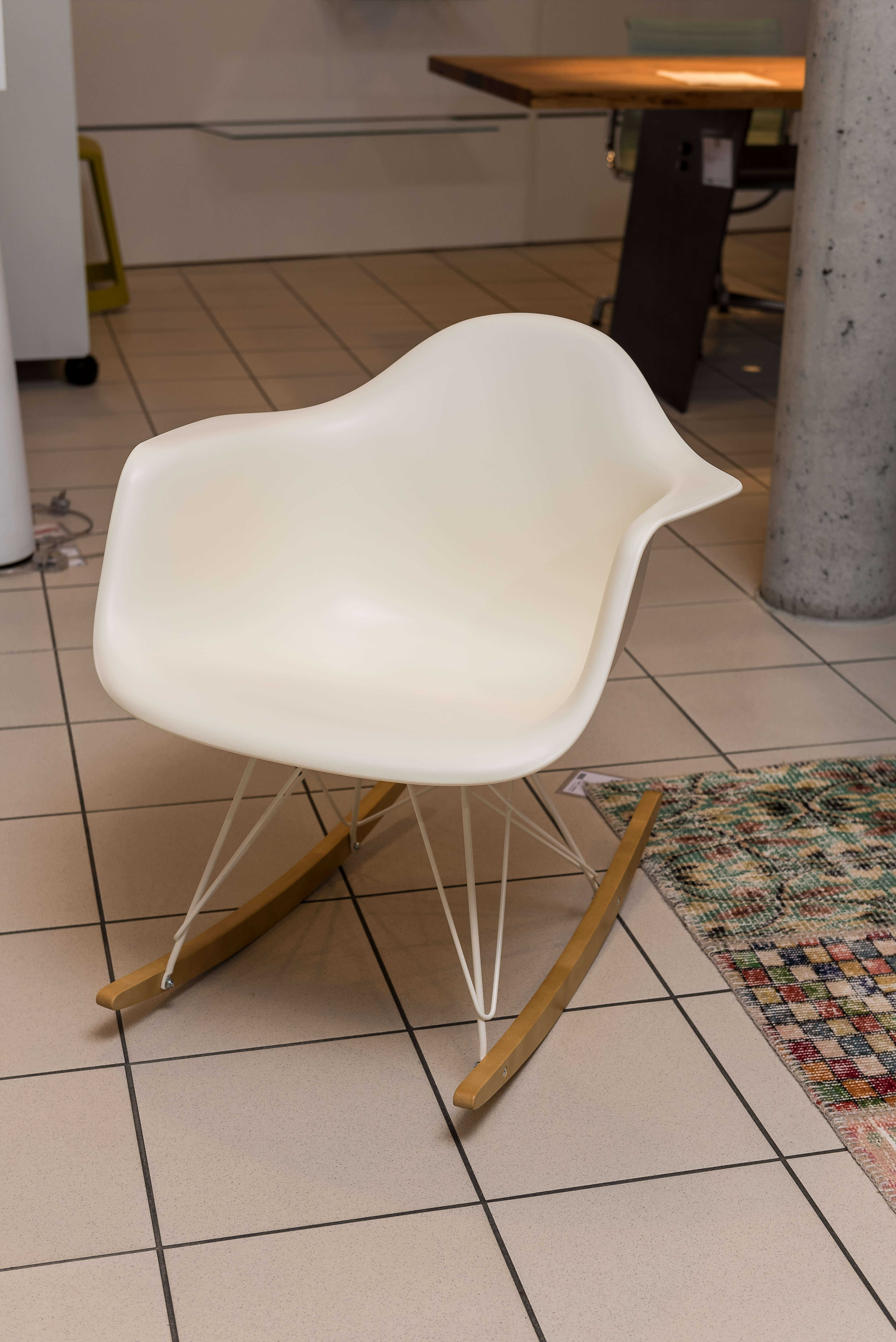 180206-Moebelfirst-Meiser-Hanau-0028 Vitra - Schaukelstuhl Eames Plastic Armchair RAR in Créme - 5