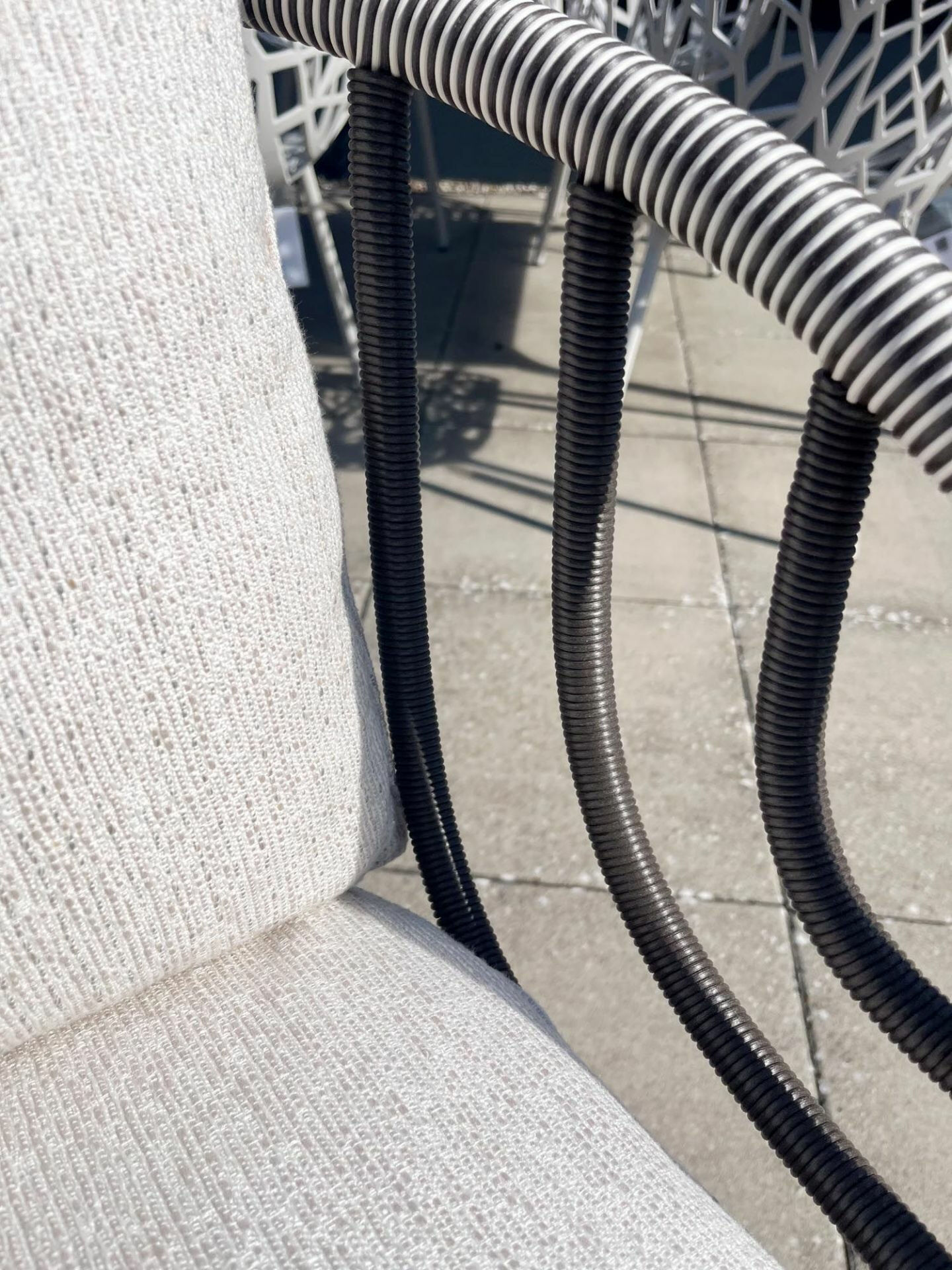 DEDON - Armlehnstuhl Kida CJD Geflecht Shade Touch Grau Weiß Kissen Stoff Caleo Breeze Grau Gestell Aluminium Black Pepper Schwarz Pulverbeschichtet - 8