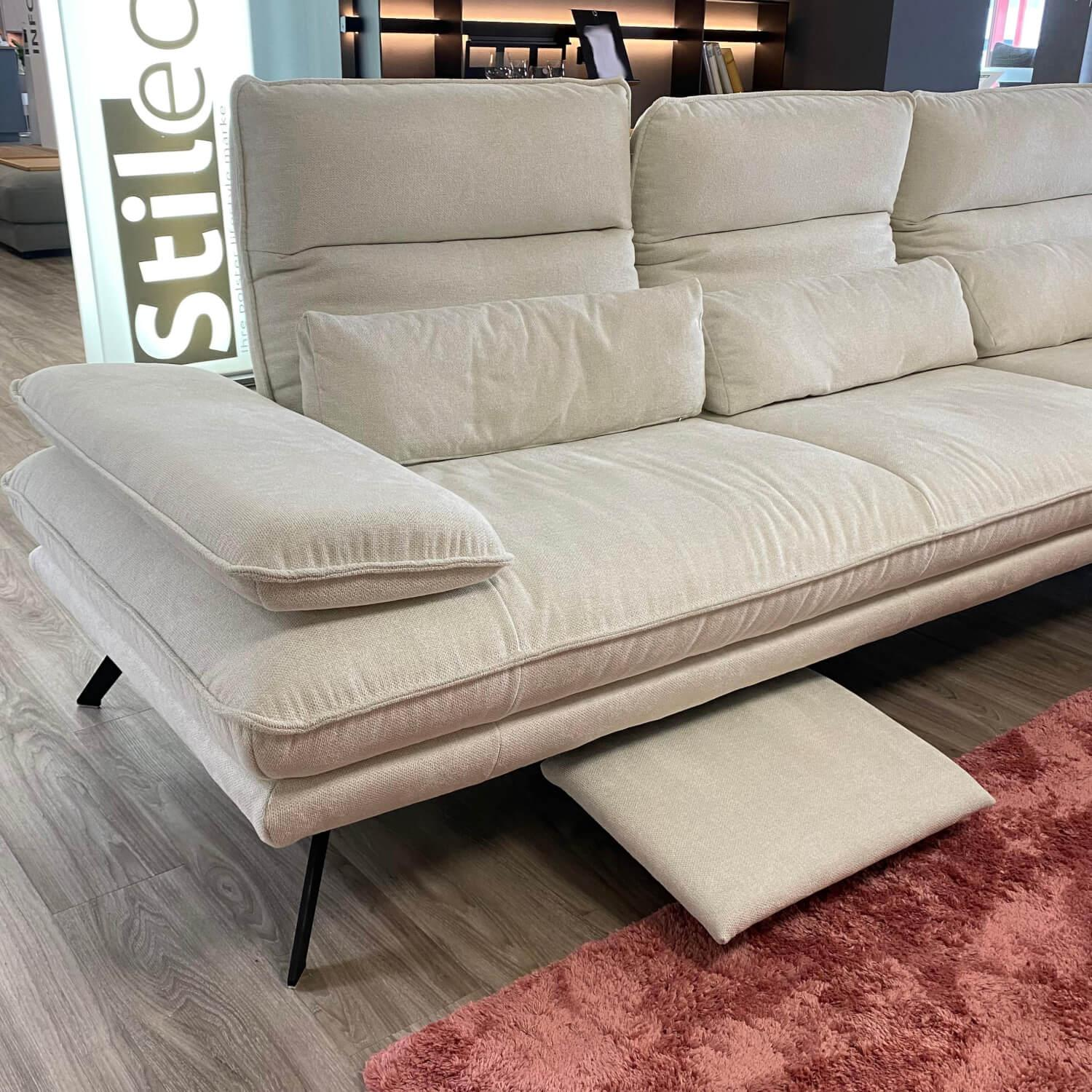 Hukla - Ecksofa Henner Stoff Cyber Cyber Natur Grau Beige Creme Gestell Und Füße Edelstahl Lackiert Schwarz Mit Elektrischer Fußablage Inklusive Hocker Und 4 Kissen - 7