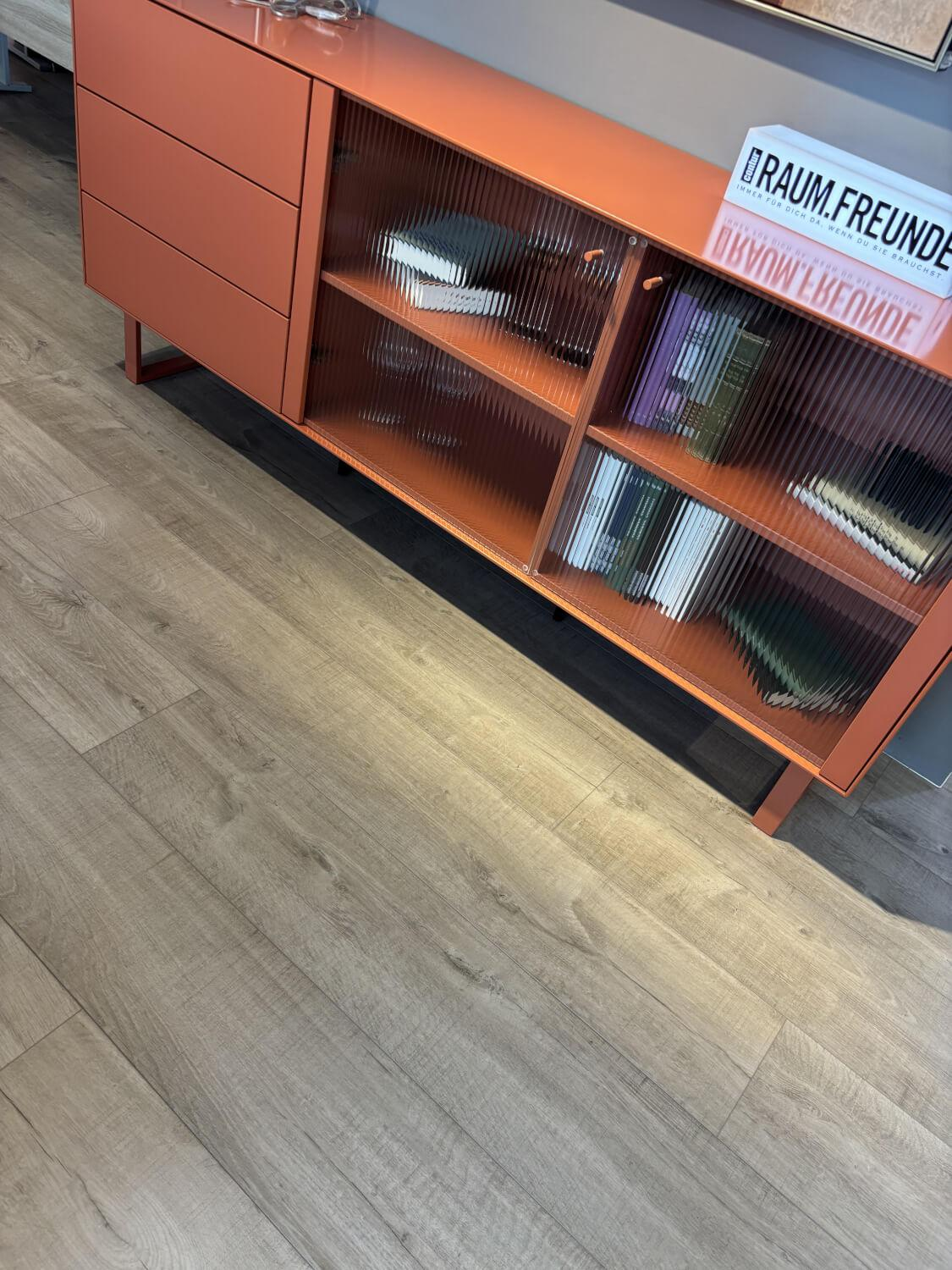 Raum.Freunde - Sideboard Henri Lack Ant Red Rot Orange Füße Metall - 3