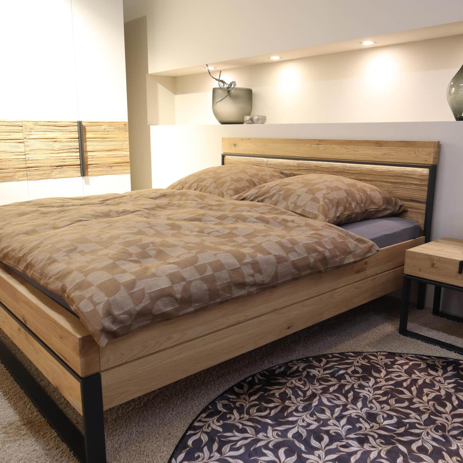 Contur - Schlafzimmer Acerra C Wildeiche Massiv Mit Bett Kommode 2 Nachttischen Und Kleiderschrank - 25