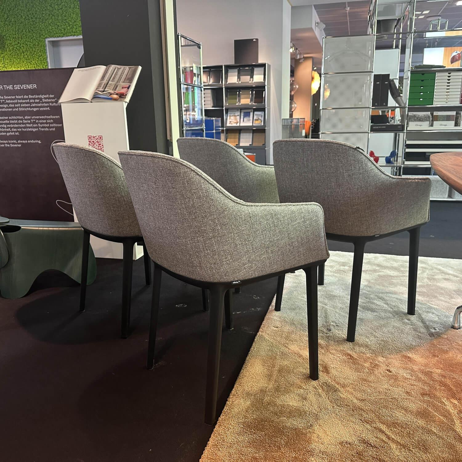 Vitra -  4er-Set Armlehnstuhl Softshell Stoff Savanna Grau Vierbeingestell Kunststoff Basic Dark Schwarz - 3