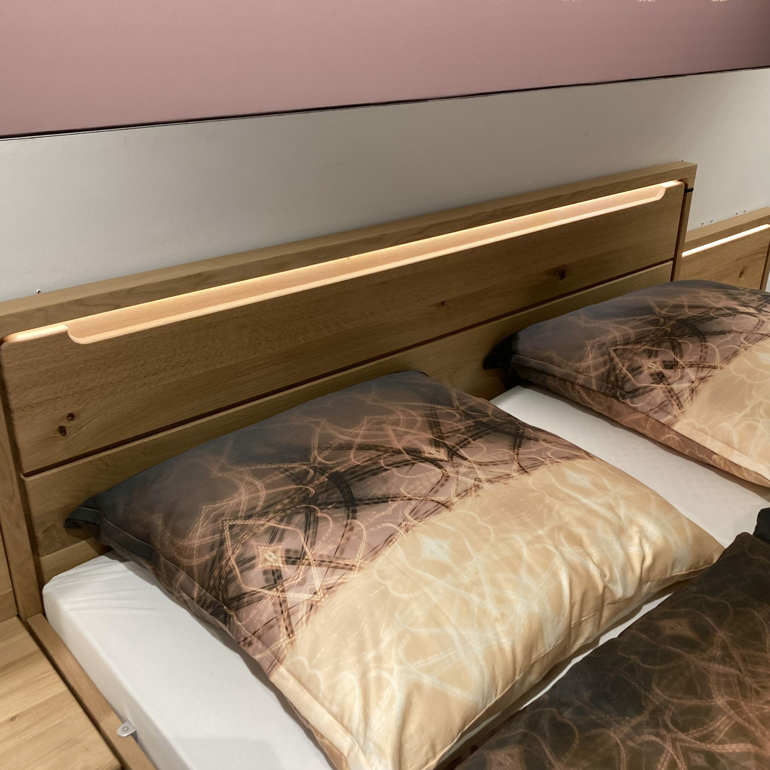 Musterring -  Bett Anconia Eiche Natur Massiv Mit 2 Hängekonsolen Mit Aufsatzpanleele Eiche Natur Massiv Griffe Eiche Natur Anthrazit Inklusive Beleuchtung Ohne Lattenrost Ohne Matratze - 2