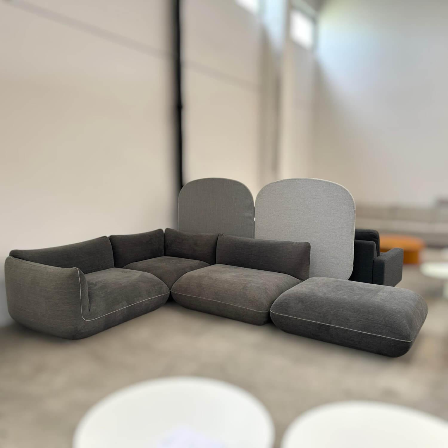 COR - Ecksofa Jalis Stoff 8145 Dunkelgrau Nahtband 5095 Kitt mit Anstellhocker und 2 Kissen - 3