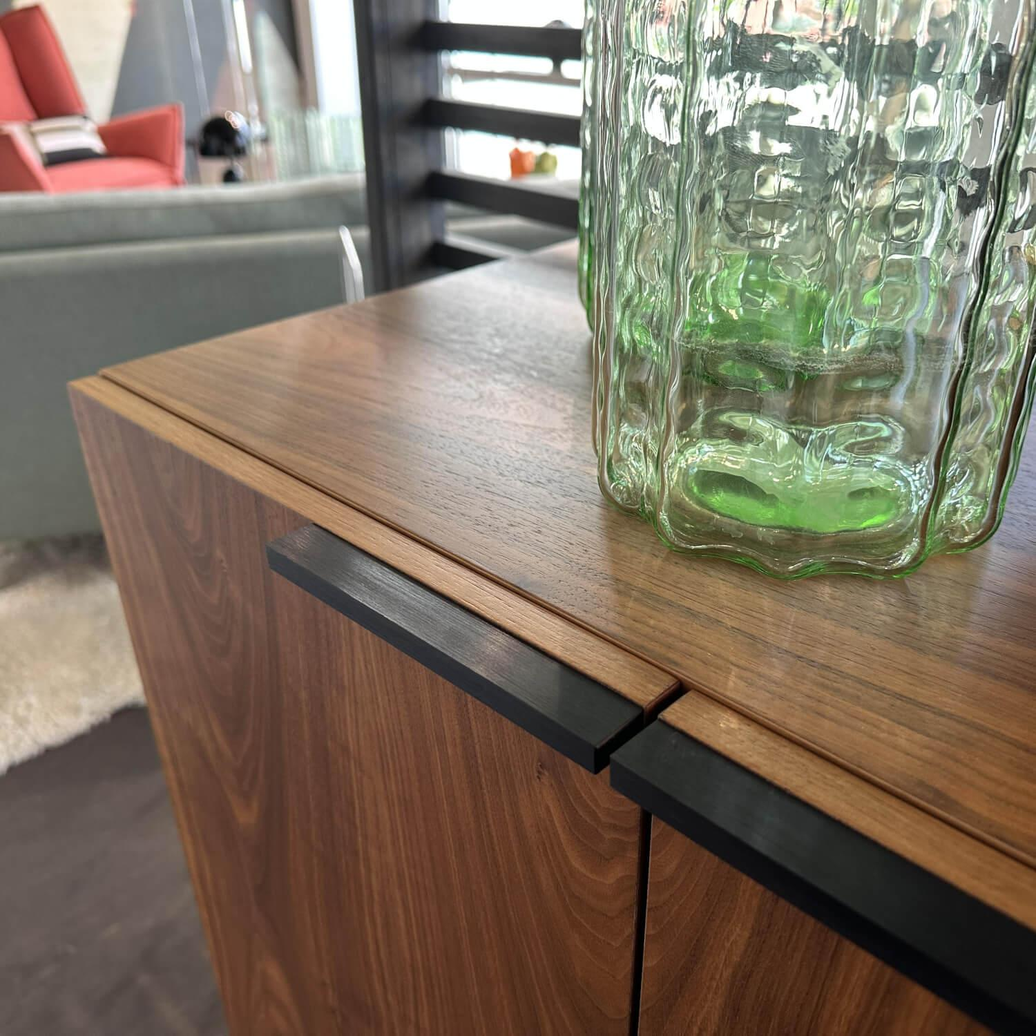 Pastoe - Sideboard Frame Roger Nussbaum Furniert Gestell und Griffe Metall Schwarz Lackiert Böden Schwarz - 5