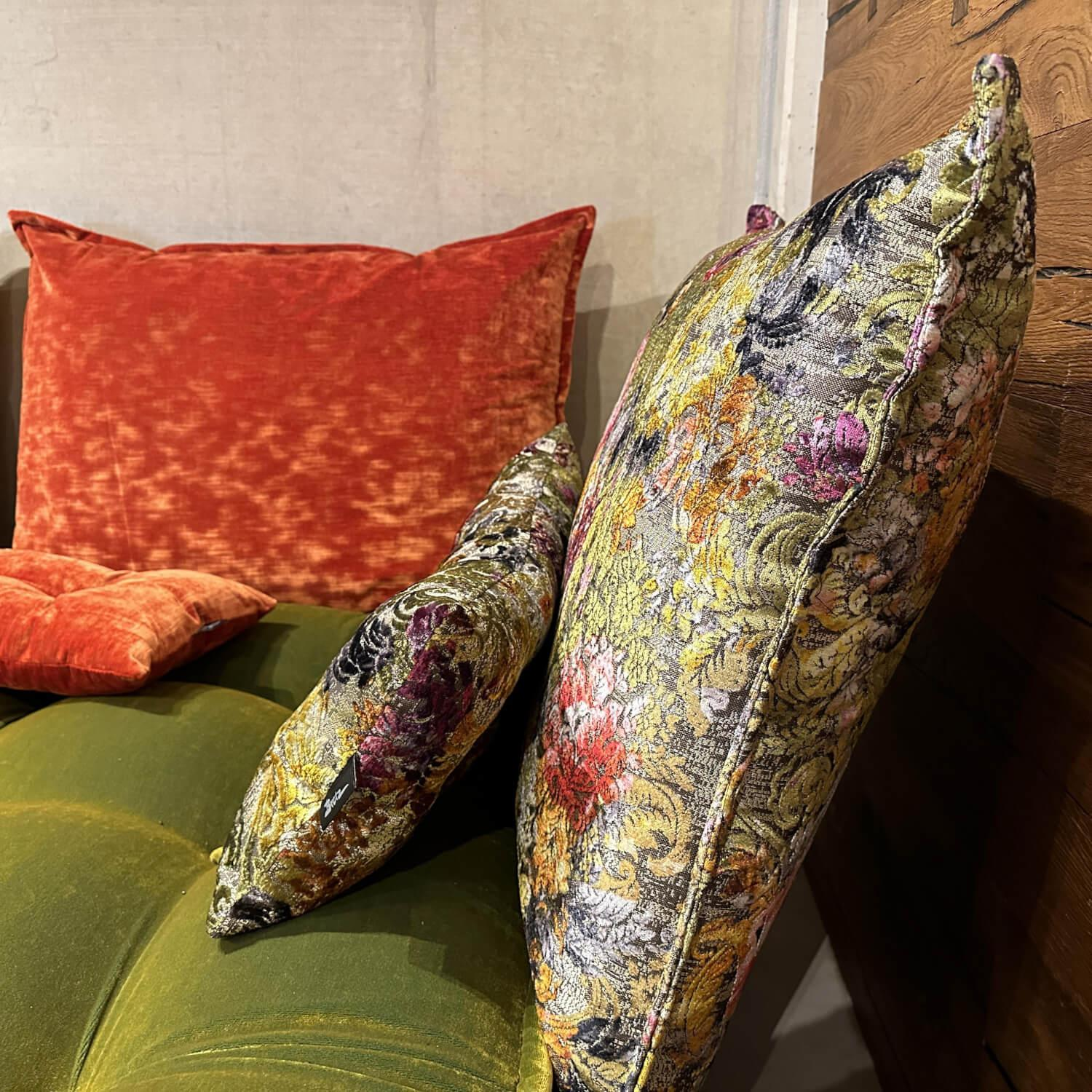 Bretz - Ecksofa Ohlinda Stoff 66 8438 Velours Midsummer Oliv Grün Lilienfuß Aluminium Poliert Silberfarben Inklusive Nierenkisse - 8