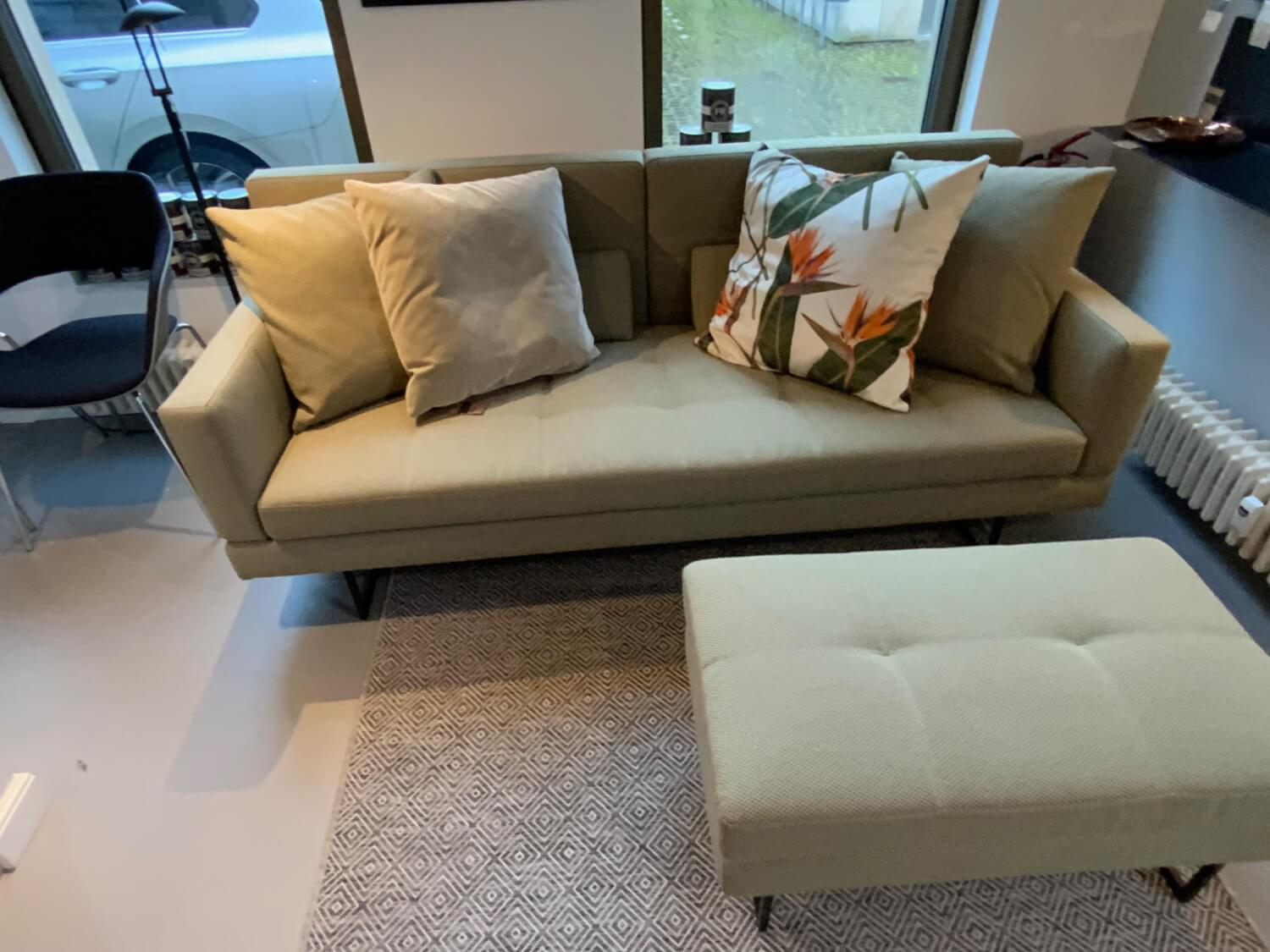 Brühl - Sofa Amber Stoff 4057 31 Grün Kufengestell Schwarz Pulverbeschichtet mit Bank mit 4 Kissen - 4