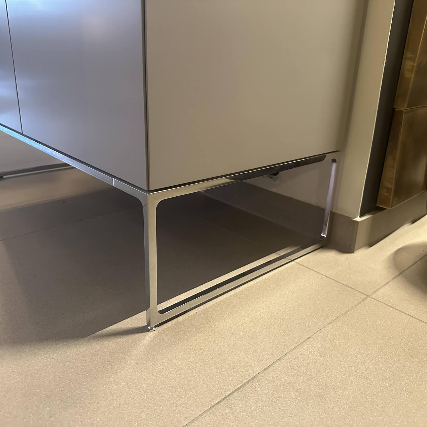 Interlübke - Kommode Mell Lack Matt Platin Grau Abdeckplatte Leder Schwarz Gestell Chrom - 2