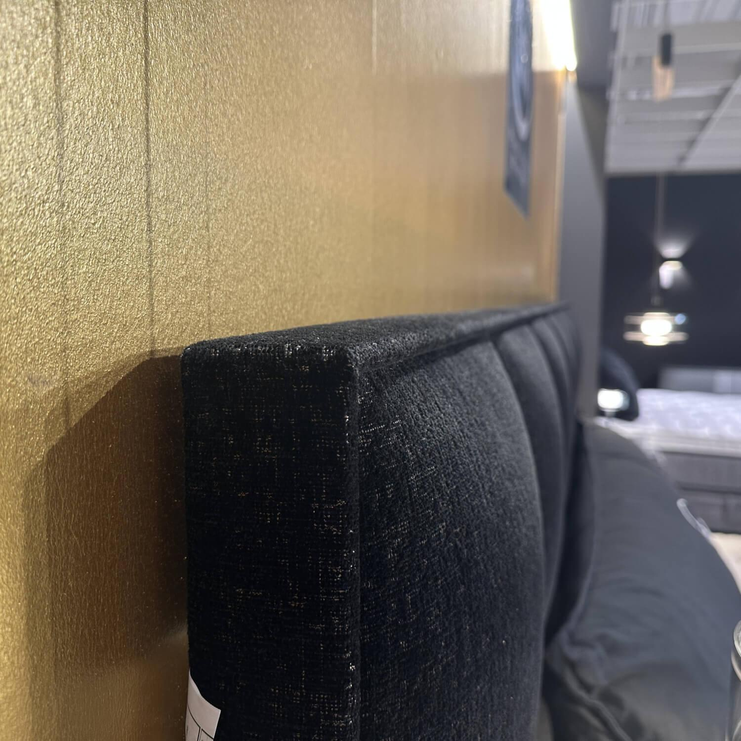 Eigene Herstellung - MARKE SERTA // Boxspringbett Luxury Magnum Grande Stoff Schwarz Gold Manyas Z3 Inkl. Nachtkonsolen - 2