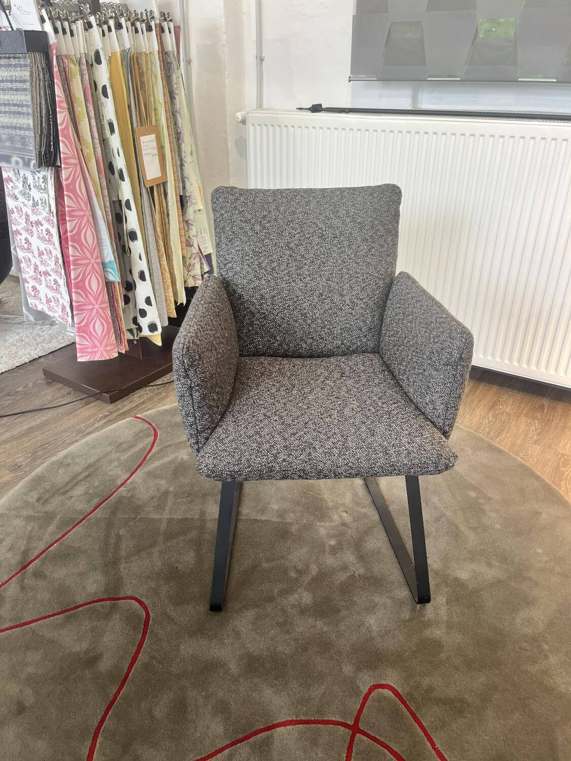 Bielefelder Werkstätten - Stuhl Heaven Dining Stoff Mara Grau Kufe Metall Schwarz Matt - 2
