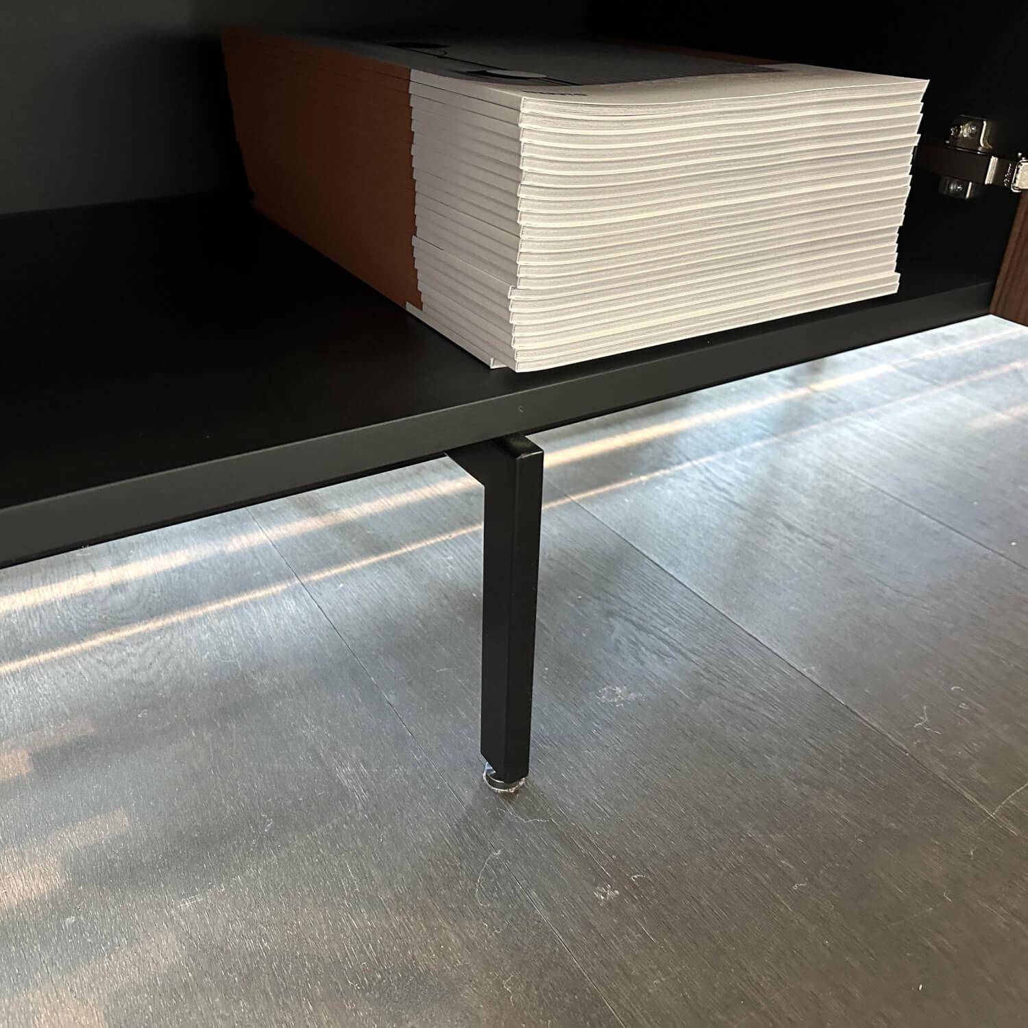 Pastoe - Sideboard Frame Roger Nussbaum Furniert Gestell und Griffe Metall Schwarz Lackiert Böden Schwarz - 6