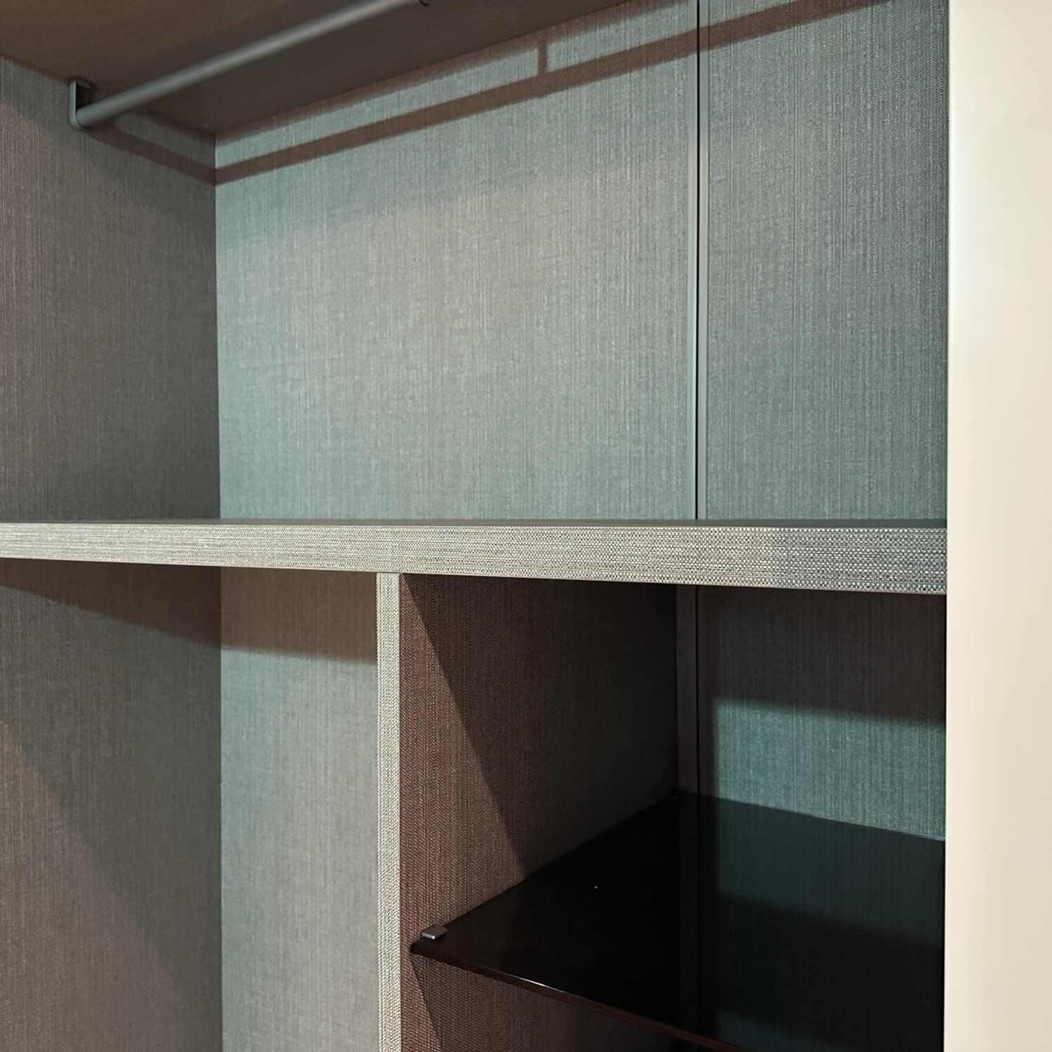 Tomasella - Schiebetürenschrank Contur Loretto Tür Ahtena OC 121 Bianco Gesso Weiß OC 130 Grigio Piacenza Grau Innen Alpaca Grau - 2