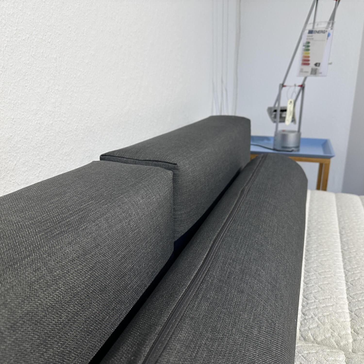 Müller Möbelwerkstätten - Bett Maude HPL Schwarz Matt Beschichtet Mit Ablageboard Inklusive Rückenkissen Und Nackenrolle - 8