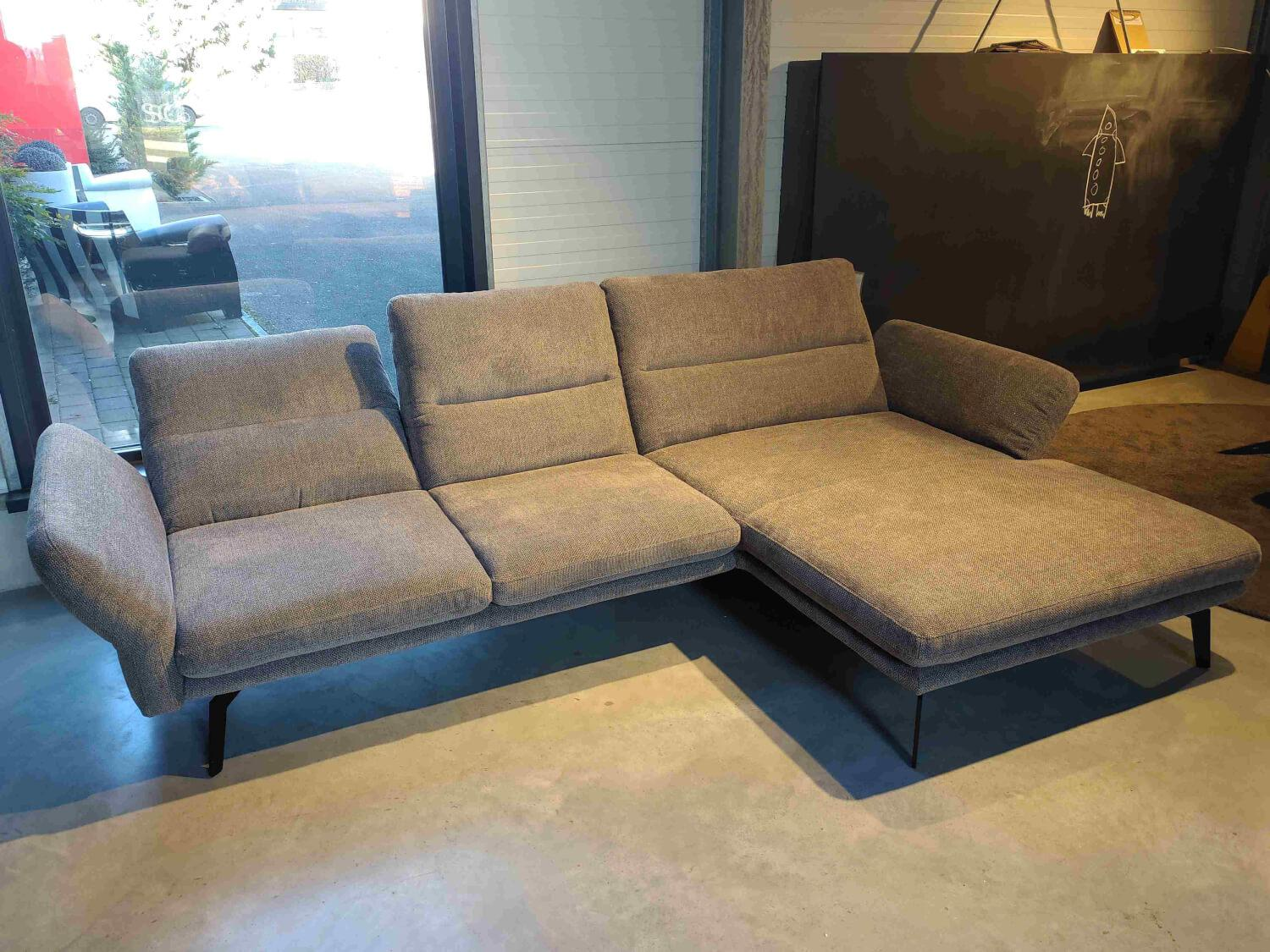 DFM - Eckgarnitur Alexander Comfort Republic Stoff Lora 12 Taupe Füße Metall Schwarz Mit Hocker - 5