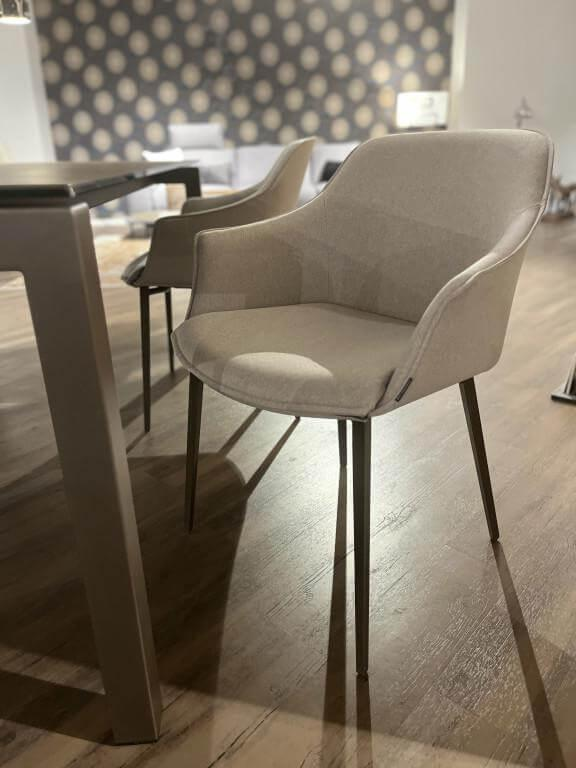 Mobliberica - Essgruppe Tisch Julia Cool Cermamic Keramik Dunkelbraun Stuhl Kedua Stoff CO12 Beige Gestell Dunkelbraun - 5