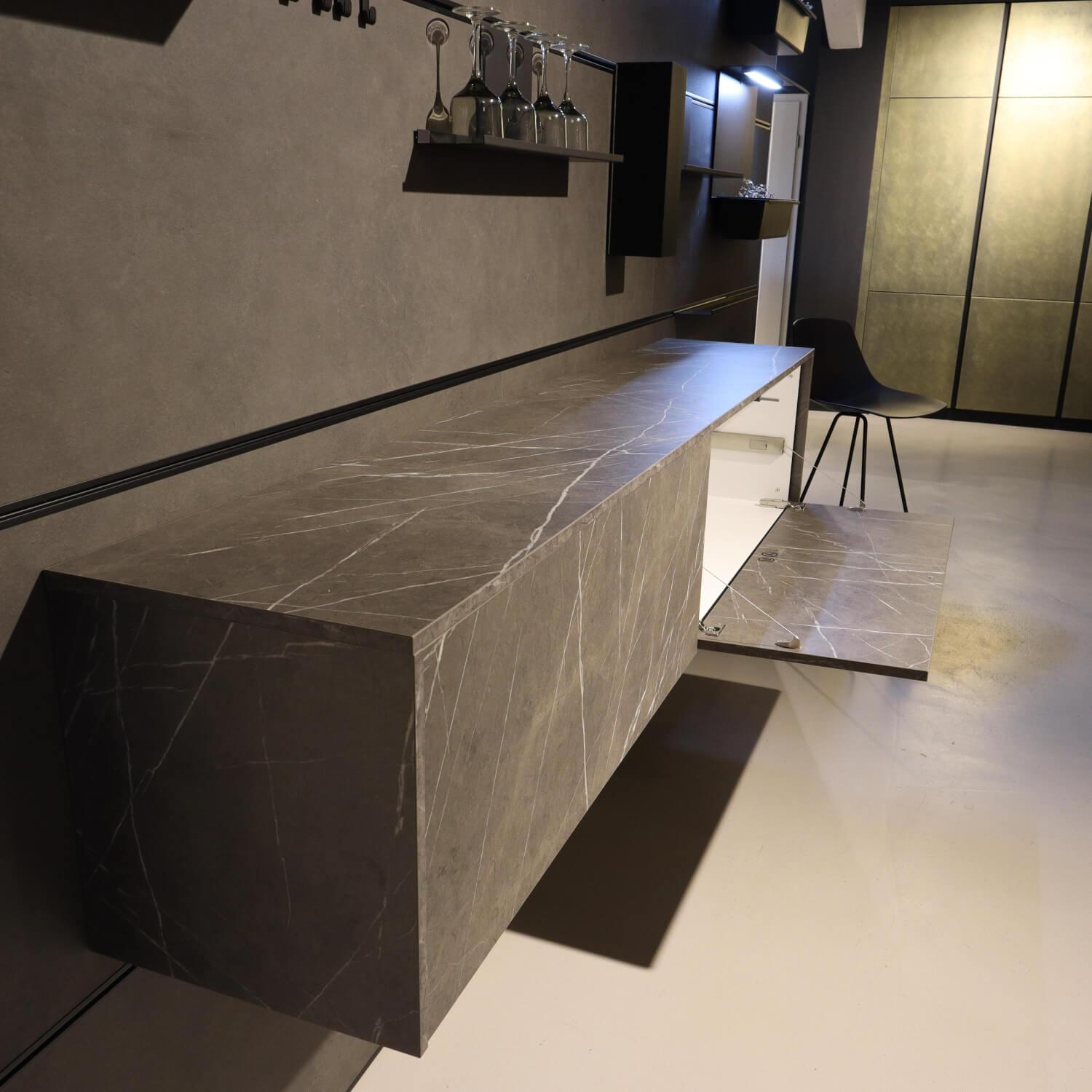 Schüller Küchen - Paneelwand Kiruna Beton Schiefergrau Und Marmor Scoro Nachbildung Mit Hängeelement Und Zubehör - 10