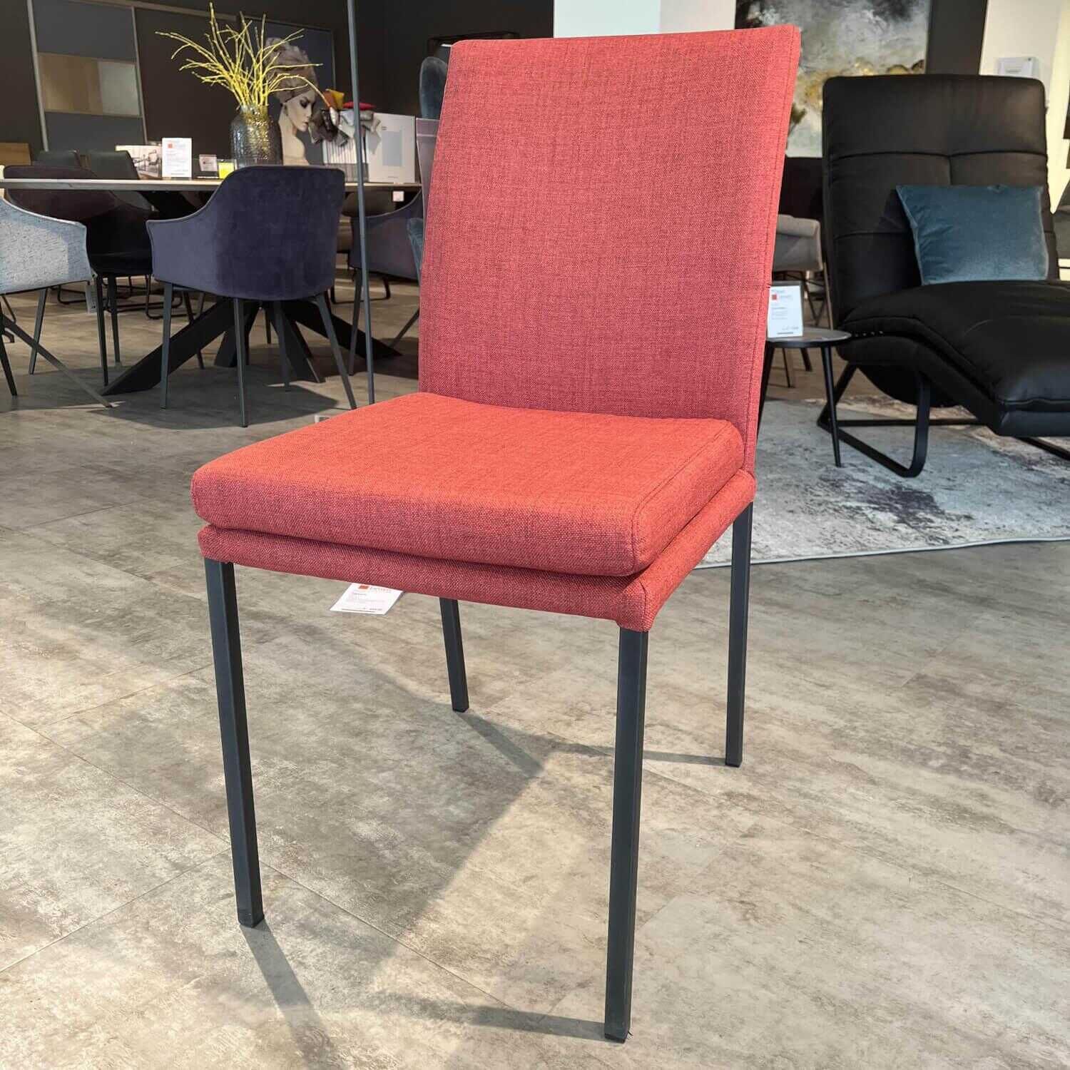 Saragossa 4-Fuß Stuhl 8226 Bezug Stoff Varese Scarlet Rot Gestell Vierkant Metall Schwarz