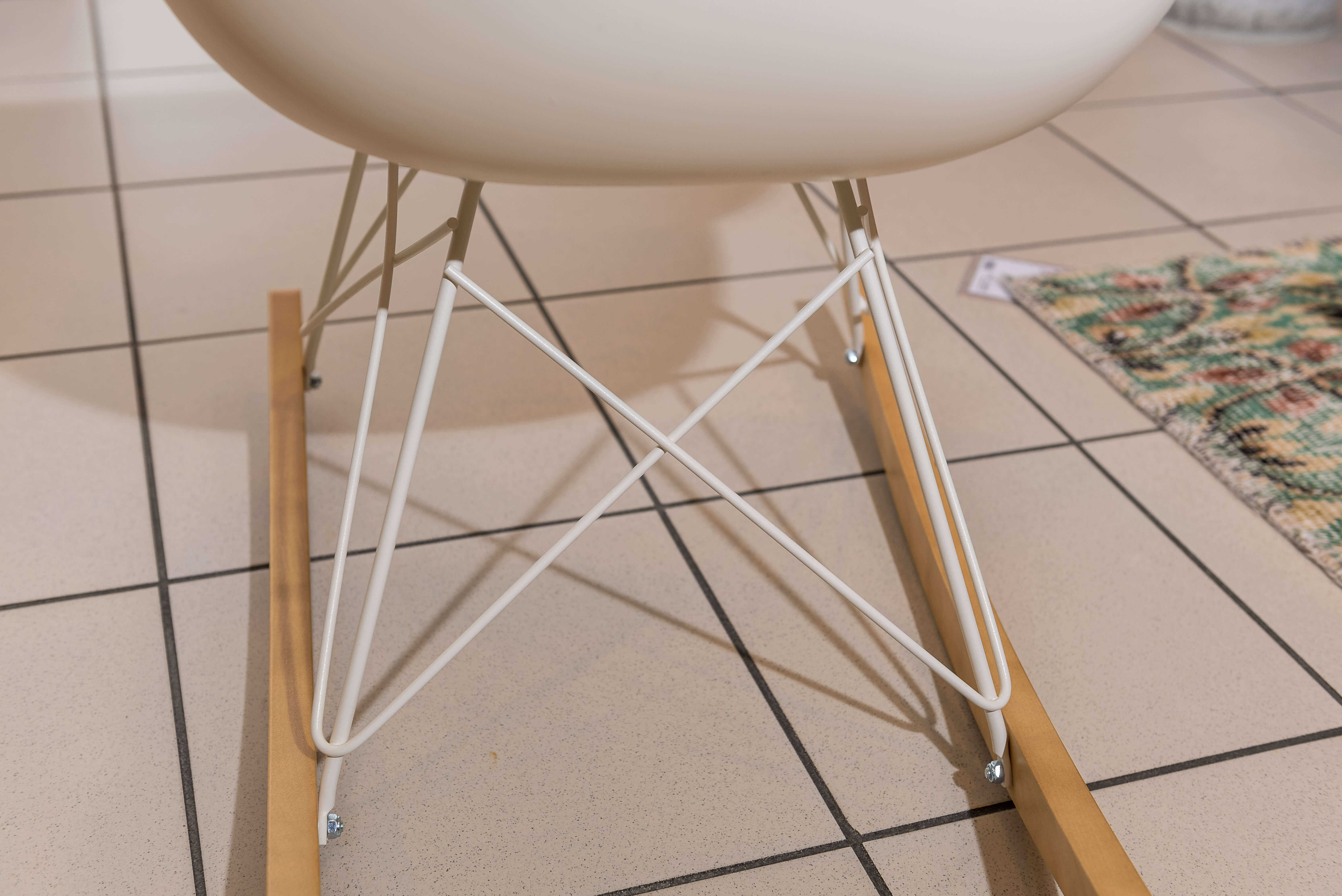 180206-Moebelfirst-Meiser-Hanau-0031 Vitra - Schaukelstuhl Eames Plastic Armchair RAR in Créme - 2