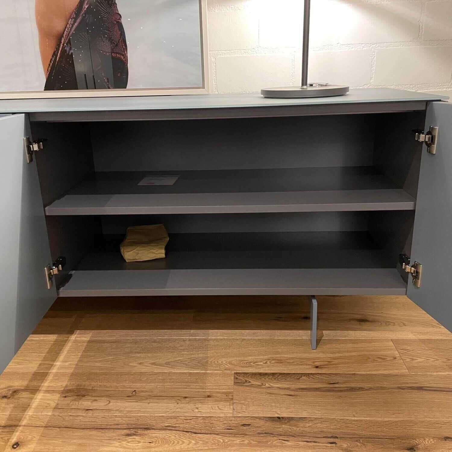 form1 - Sideboard Pulse Korpus Innen Lack Taupe matt Front Griff Gestell Lack Matt Sky Abdeckung Glas matt S - 2